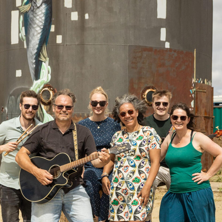 De Soprano's De Soprano's bandleden. Van voor naar achter Soesja, Natasha, Suzanne, Marco en Remy